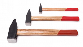 На сайте Трейдимпорт можно недорого купить Молоток с деревянной ручкой 300гр Partner PA-821-300. 